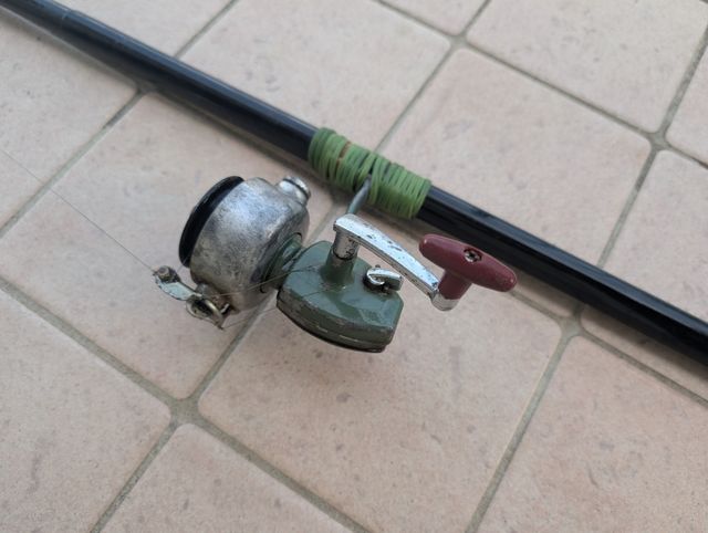 Canna da pesca vintage con mulinello