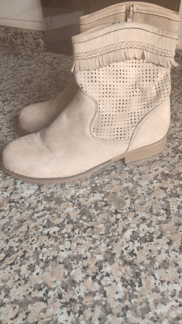 Botines beis con flecos