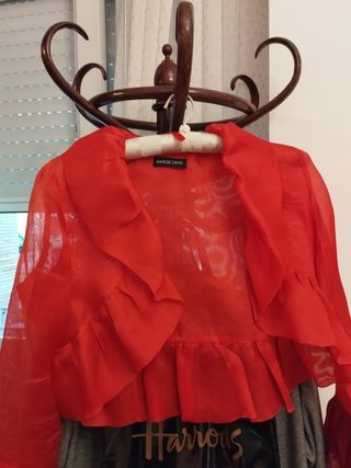 Chaquetilla de seda roja.