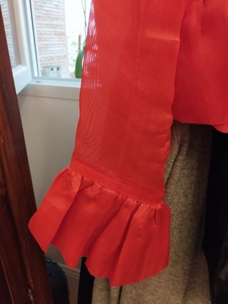 Chaquetilla de seda roja.
