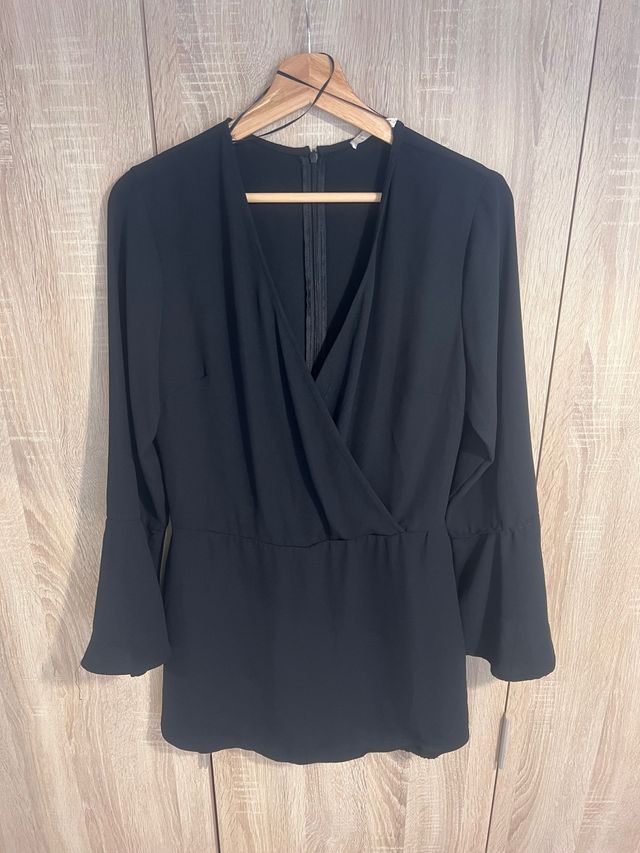 Mono negro con mangas acampanadas