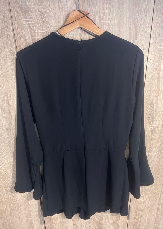 Mono negro con mangas acampanadas