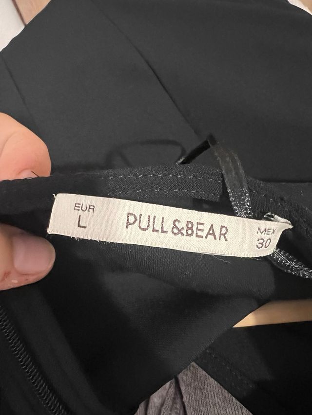 Mono negro con mangas acampanadas