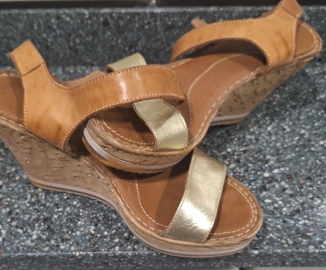 Sandalias con cuña doradas y marrones