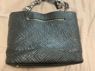Bolso Guess negro con estampado