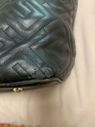 Bolso Guess negro con estampado