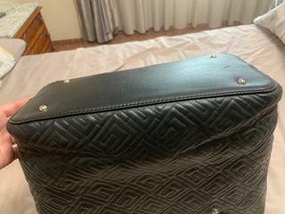 Bolso Guess negro con estampado
