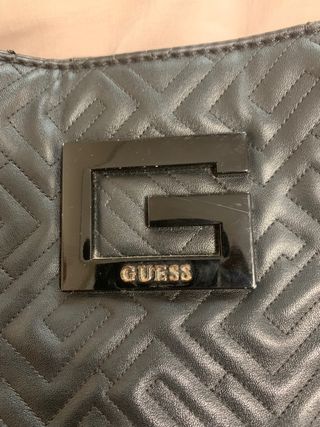 Bolso Guess negro con estampado