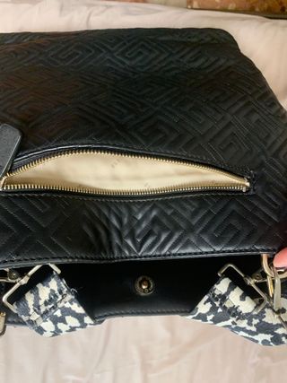 Bolso Guess negro con estampado