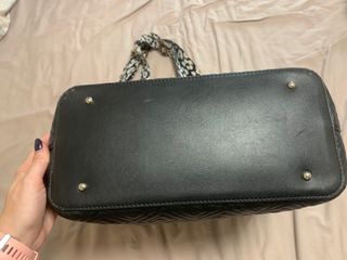 Bolso Guess negro con estampado