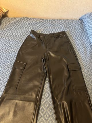 Pantalón largo negro de cuero