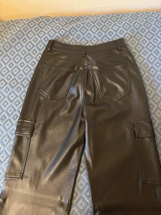 Pantalón largo negro de cuero