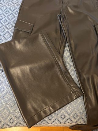Pantalón largo negro de cuero