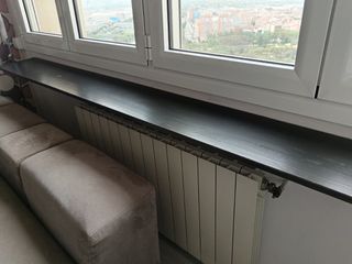 Estante de madera más escuadras de soporte.