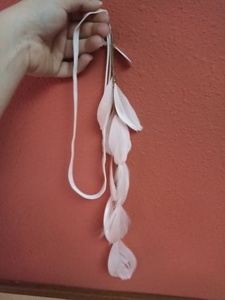 Diadema de plumas colgante rosa
