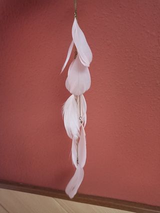Diadema de plumas colgante rosa
