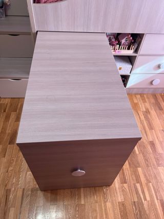 Cama infantil con escritorio y escalera