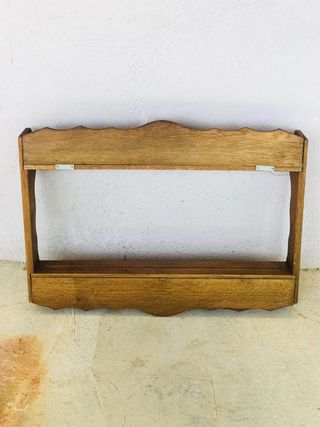 Estantería de madera con ganchos
