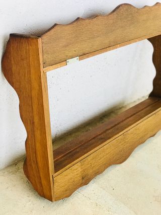 Estantería de madera con ganchos