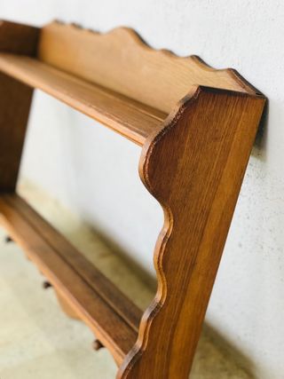 Estantería de madera con ganchos
