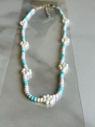 Collar de margaritas de rocallas color pastel