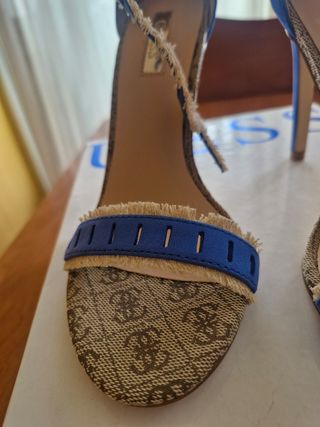 Sandalias guess