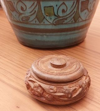 JARRÓN ARTESANAL MARROQUÍ + CAJITA MADERA TALLADA