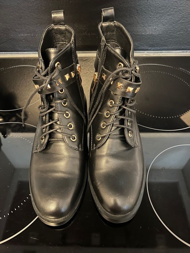 Stivaletti neri borchie taglia 35