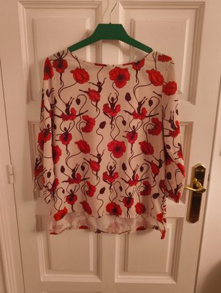 Blusa estampada flores y bailarinas