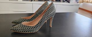 Zapatos de salón con estampado geométrico