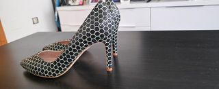 Zapatos de salón con estampado geométrico