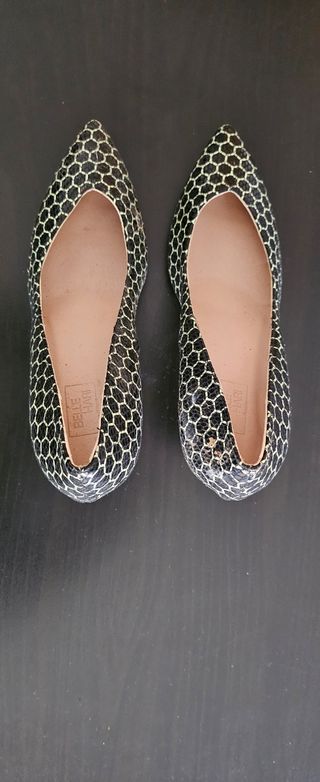 Zapatos de salón con estampado geométrico