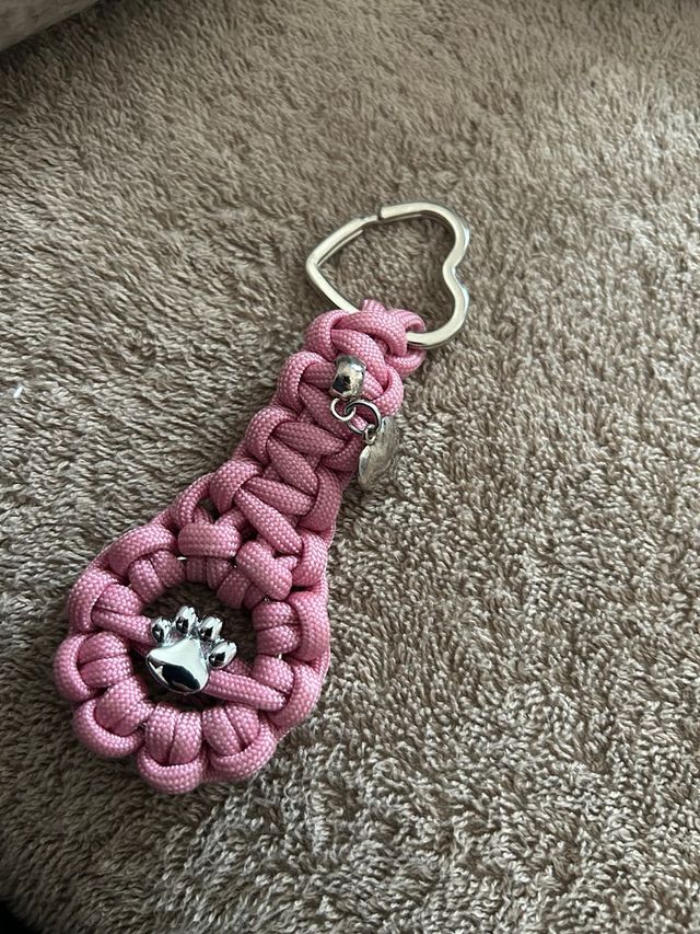 Portachiavi a forma di zampa rosa