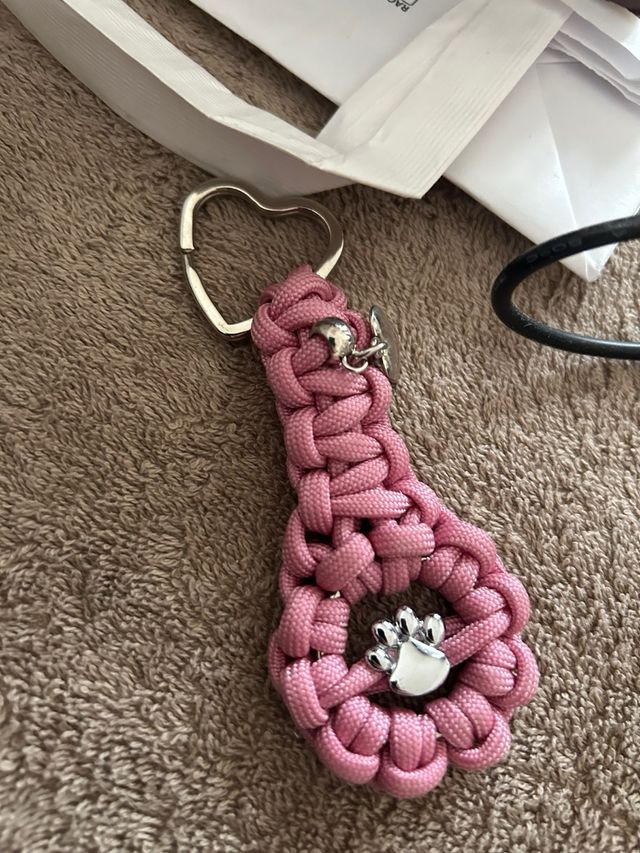 Portachiavi a forma di zampa rosa