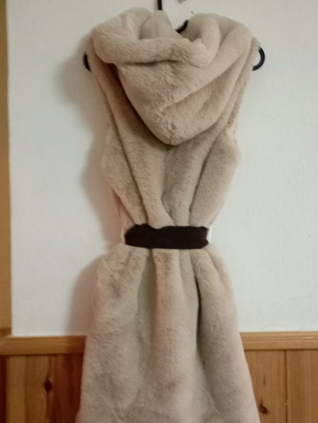 Chaleco beige con capucha