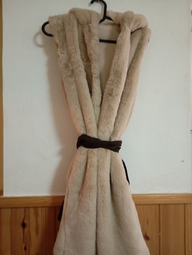 Chaleco beige con capucha