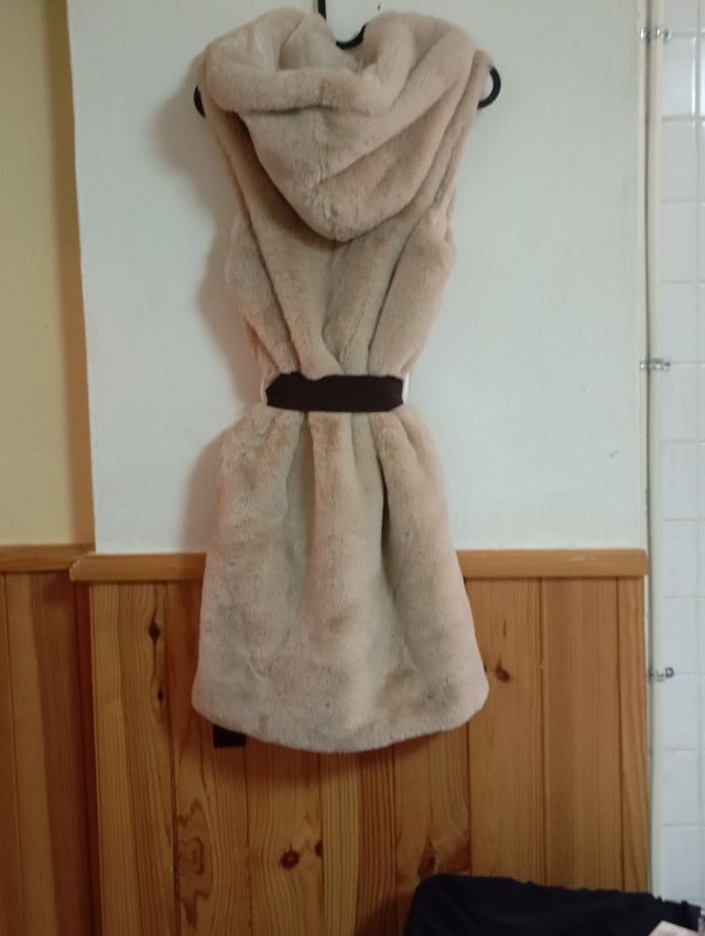 Chaleco beige con capucha