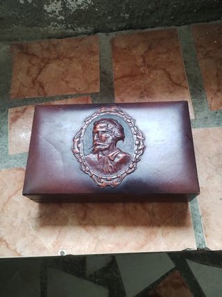 Caja antigua de tabaco y puros con músic