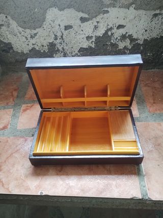 Caja antigua de tabaco y puros con músic