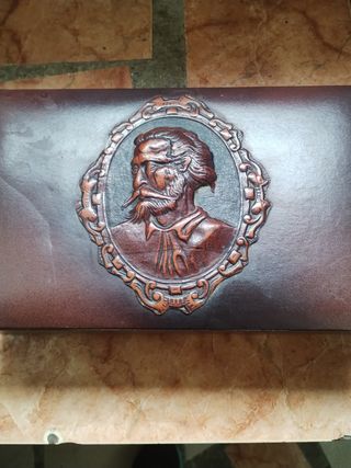 Caja antigua de tabaco y puros con músic