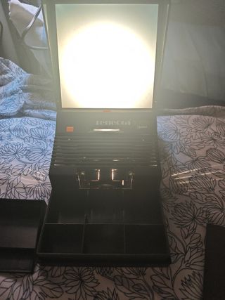 Proyector de diapositivas reflecta con diapositiva