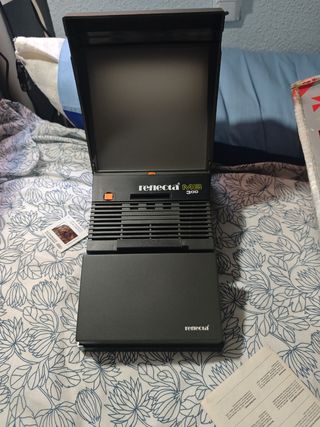 Proyector de diapositivas reflecta con diapositiva