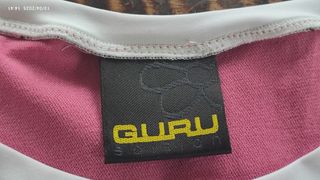 T-shirt Guru nera e rosa