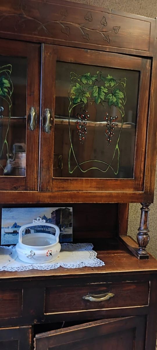 Credenza antica in legno