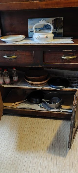 Credenza antica in legno