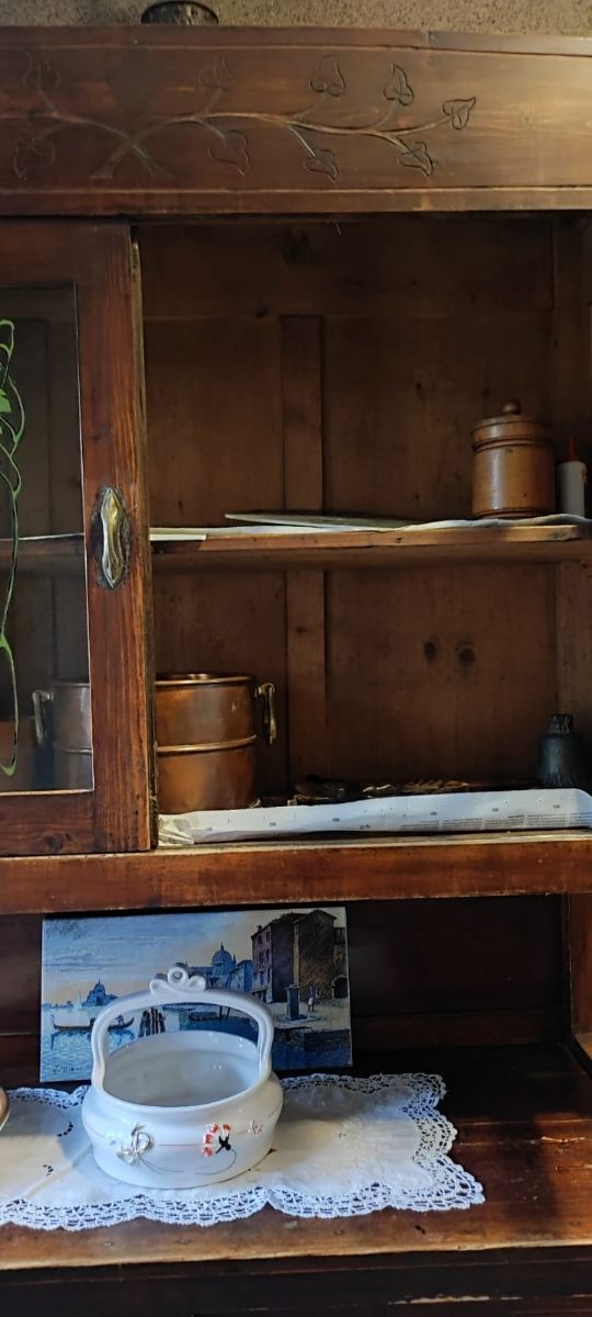 Credenza antica in legno