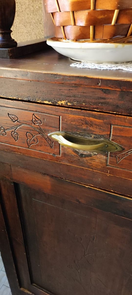 Credenza antica in legno