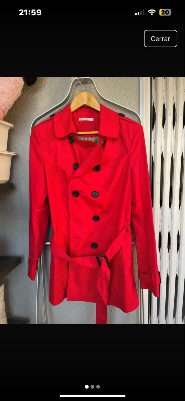 Gabardina roja Stradivarius
