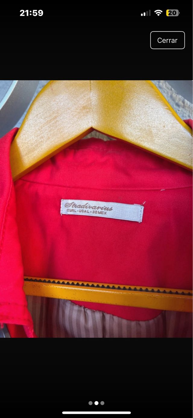 Gabardina roja Stradivarius