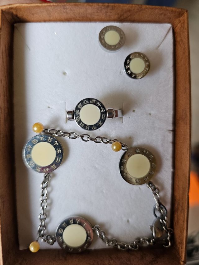 Set Gioielli Acciaio: Orecchini, Anello, Bracciale